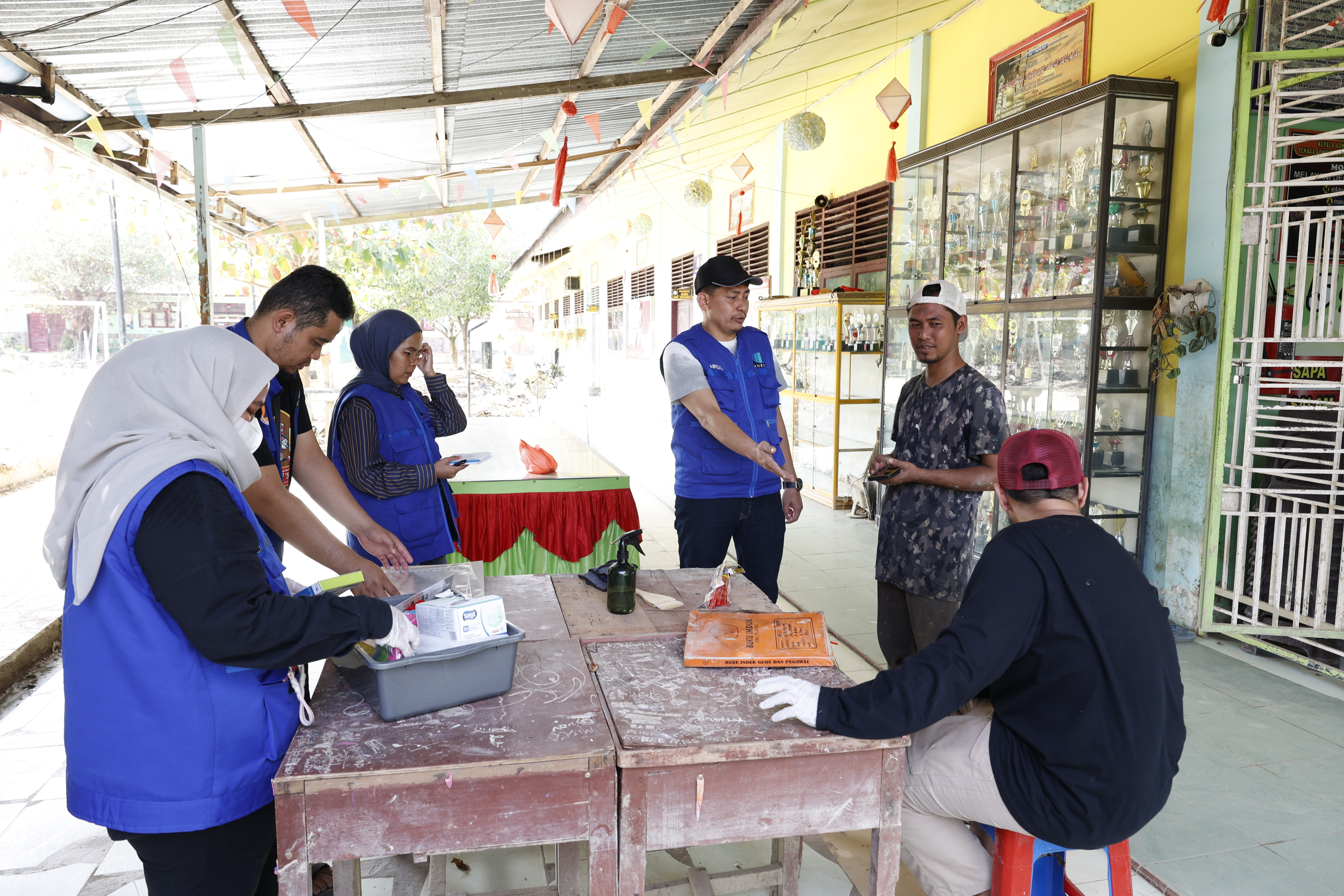 Tim Satgas Bencana ANRI Berikan Bimbingan Penanganan Arsip Banjir Kepada Guru di SMP Negeri 1 Pante Bidari